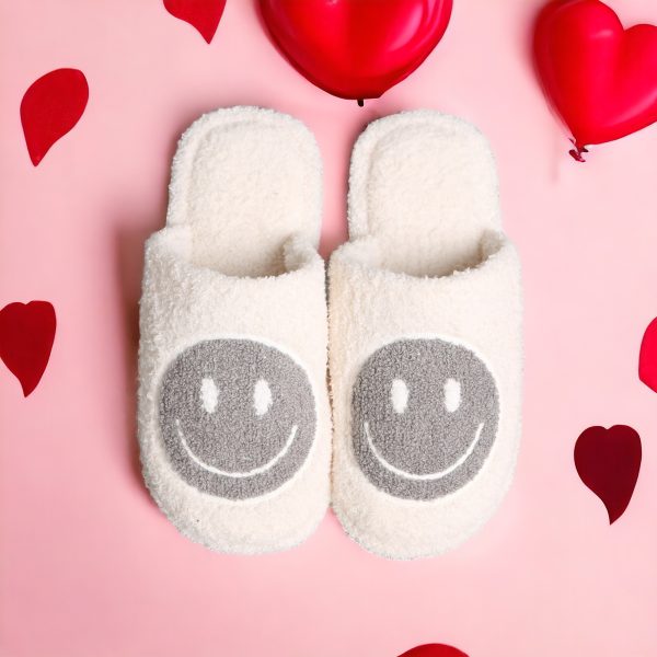 Stay Cozy and Stylish with Women’s Smiley Face Slippers (6)-PhotoRoom(2)