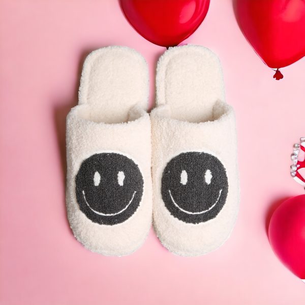Stay Cozy and Stylish with Women’s Smiley Face Slippers (7)-PhotoRoom(2)