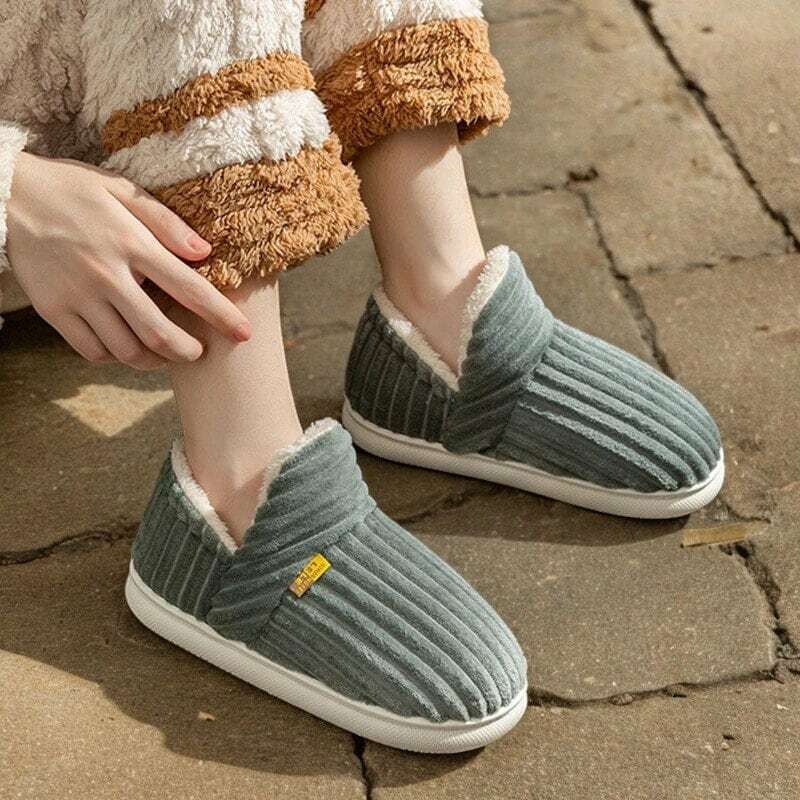 Cozy Chenille Slippers for Women, Warm Outdoor Slides - Perfect Holiday Gift for Loved Ones