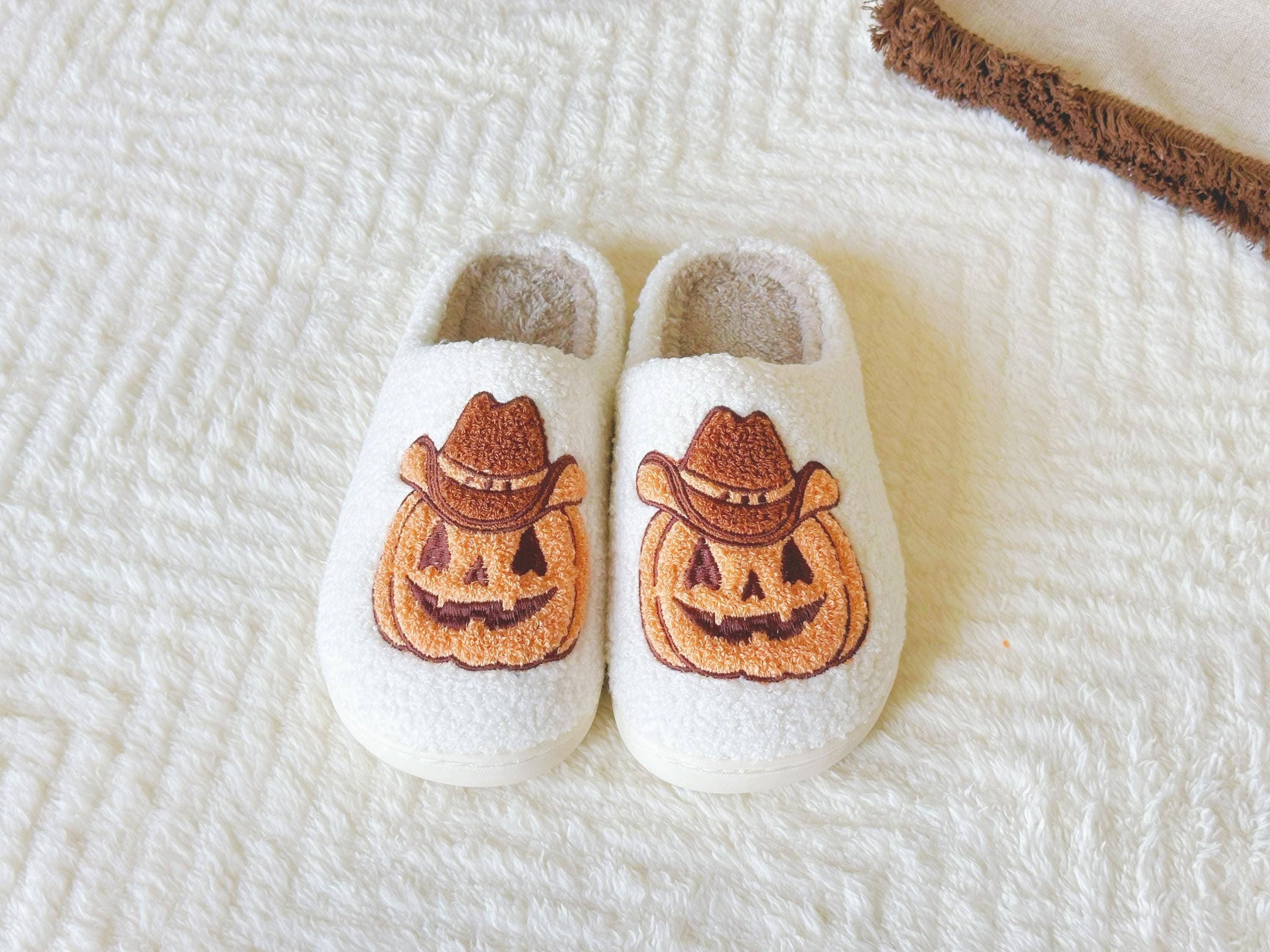 Cozy Spooky Howdy Pumpkin Slippers - Perfect Halloween Gift for Her, Ideal for Holidays