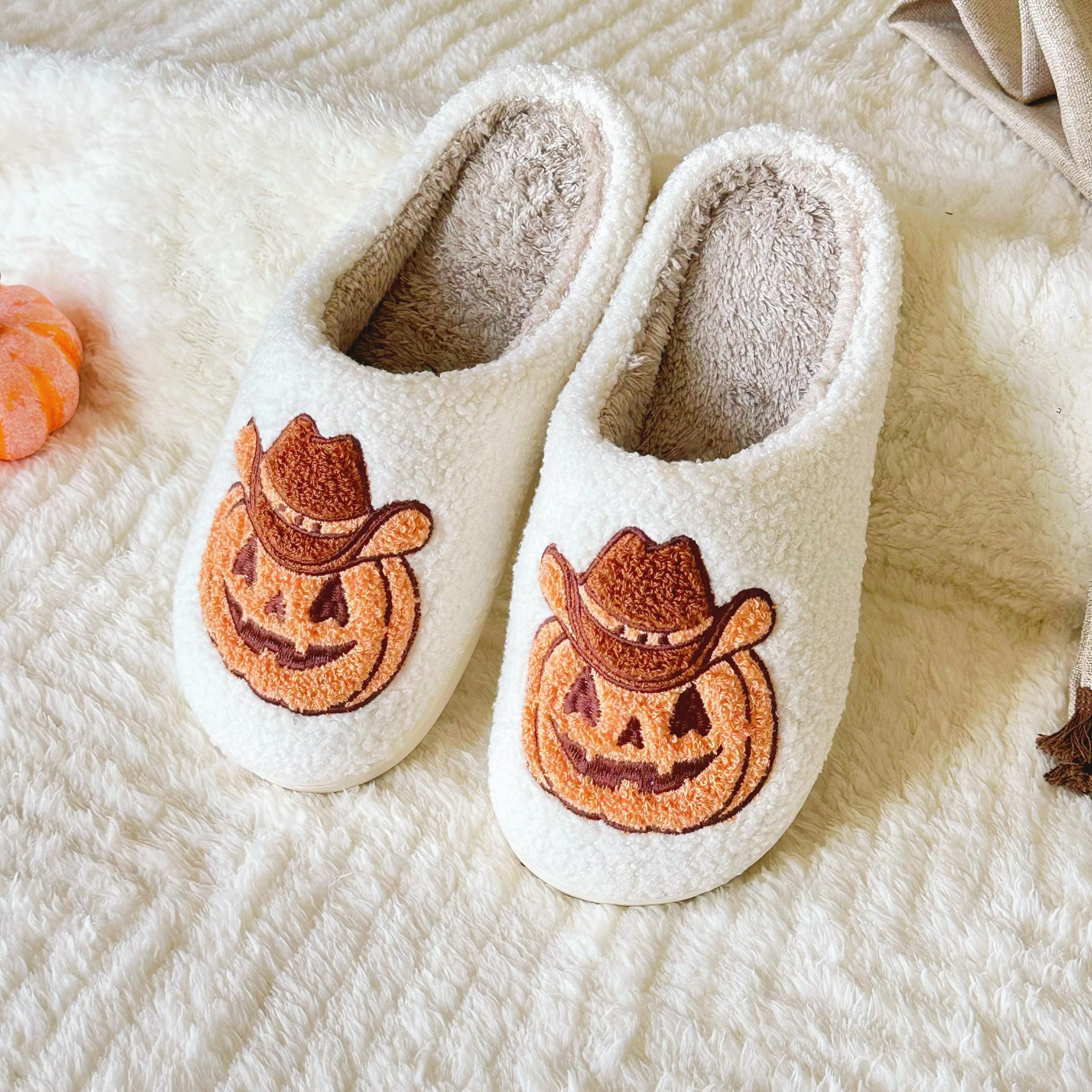 Cozy Spooky Howdy Pumpkin Slippers - Perfect Halloween Gift for Her, Ideal for Holidays