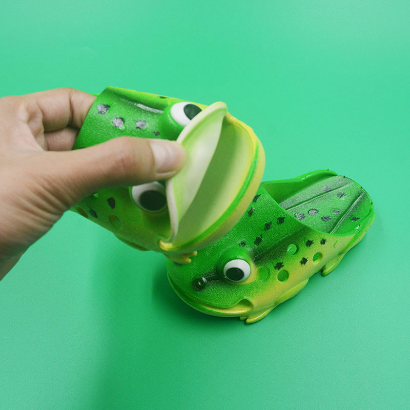 Cozy Swamp Frog Slippers - Perfect Gift for Halloween, Christmas, Valentine