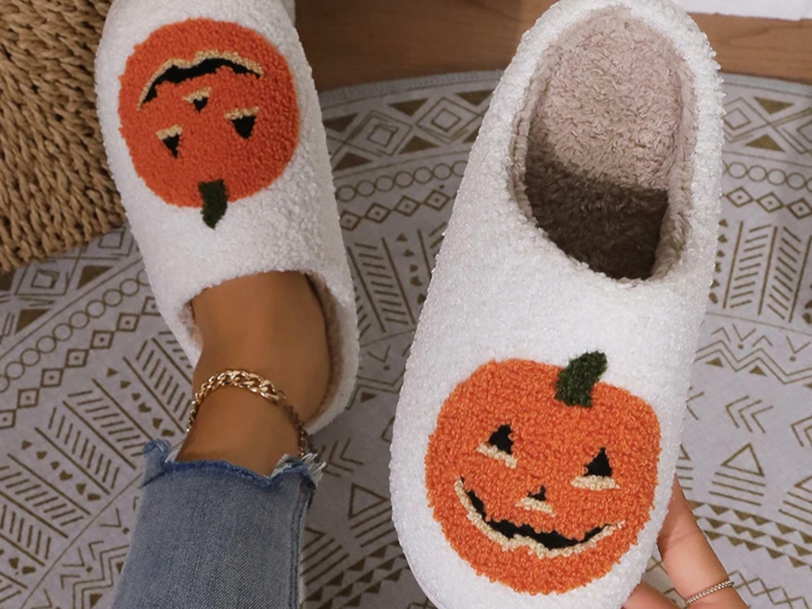 Fluffy Cartoon Pumpkin Slippers - Plush Platform Slides for Couples - Fun Halloween Gift 2024