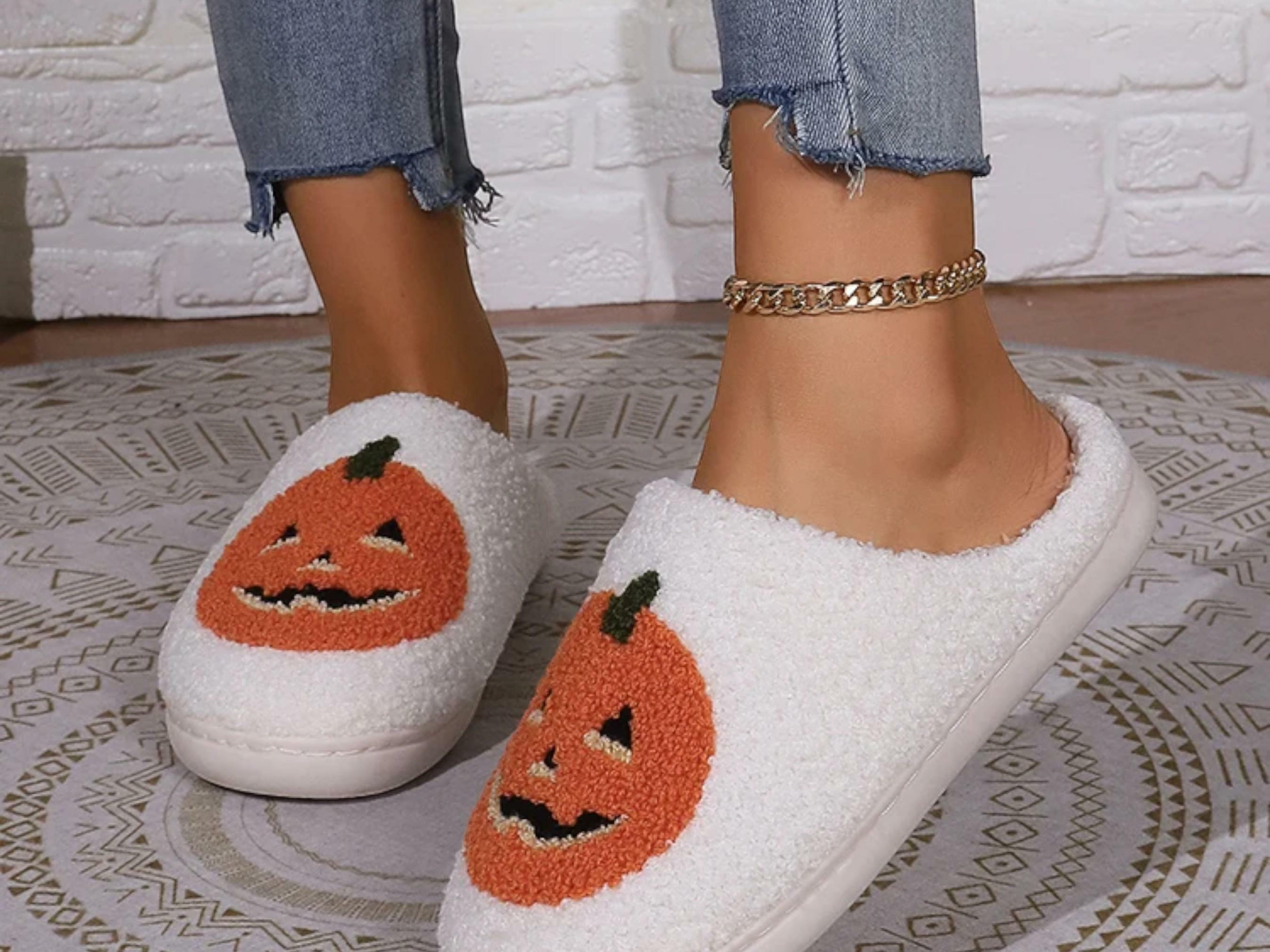 Fluffy Cartoon Pumpkin Slippers - Plush Platform Slides for Couples - Fun Halloween Gift 2024