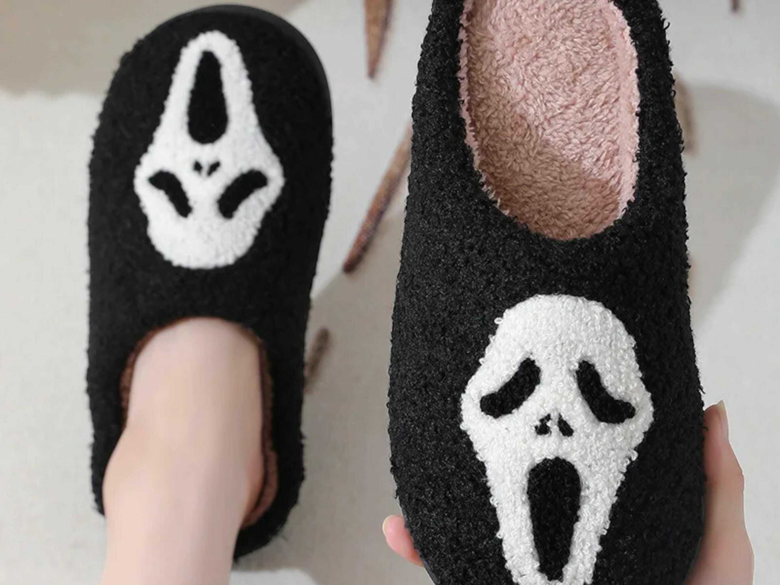 Skull Cartoon Winter Cotton Slippers - Cozy Plush Indoor Footwear for Couples - Ideal Halloween Gift