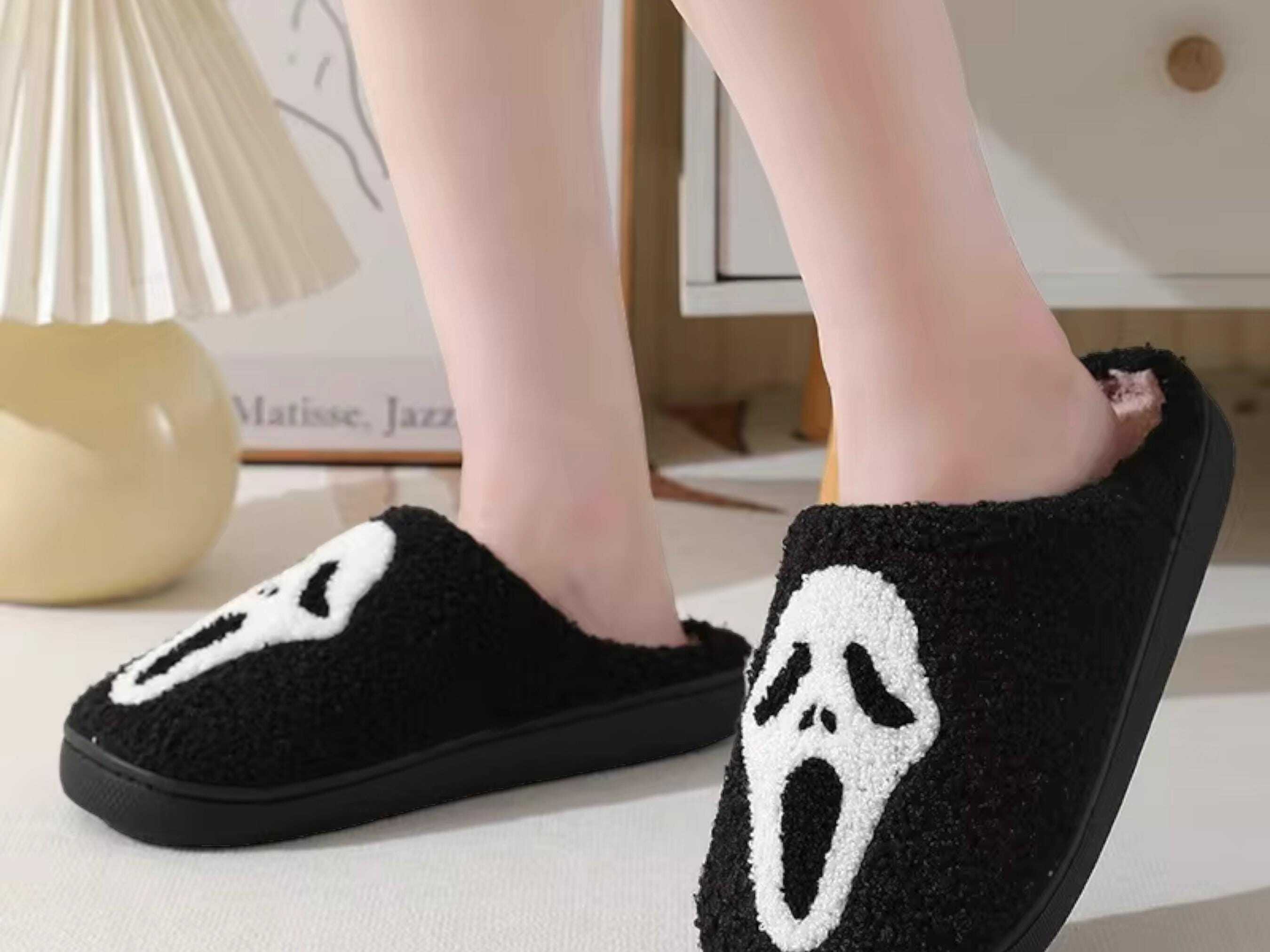 Skull Cartoon Winter Cotton Slippers - Cozy Plush Indoor Footwear for Couples - Ideal Halloween Gift